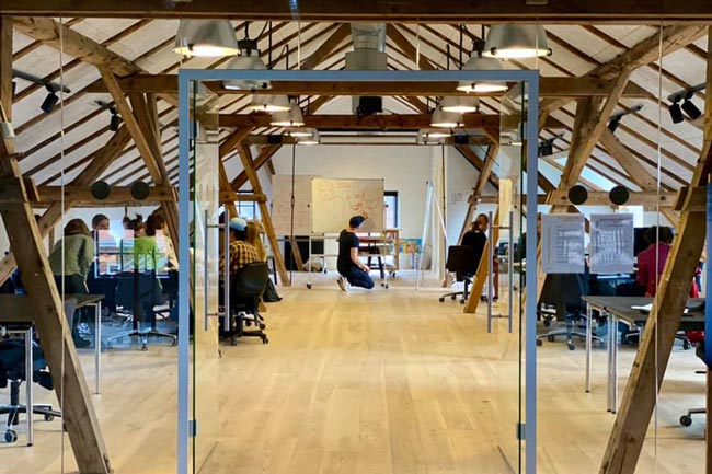 Fællesskab i klasselokalerne på Højer Design Efterskole